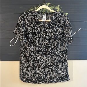 SALE 🎉 WonderWink Black and White Floral Scrub Top